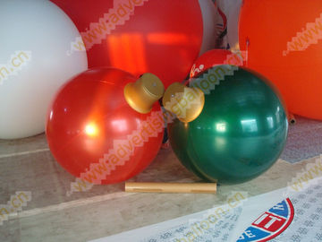 Balões relativos à promoção do hélio do látex para anunciar feito-à-medida